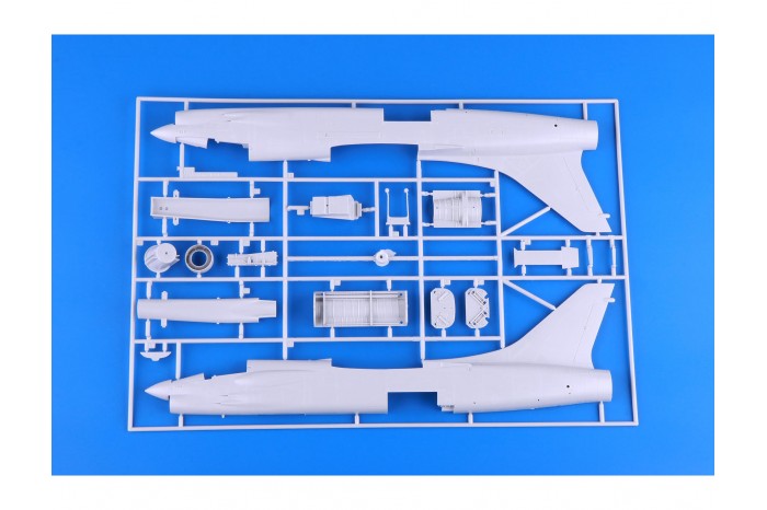F8-E Crusader (1:48) - 11110