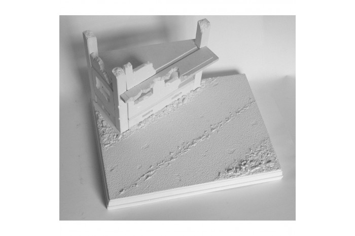 Poničený dom pri ceste - 3N18