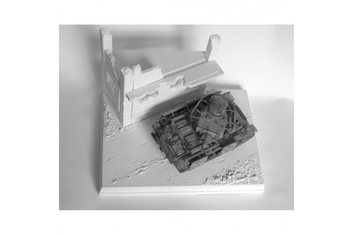 Poničený dom pri ceste - 3N18