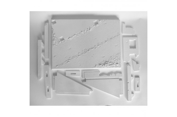 Poničený dom pri ceste - 3N18