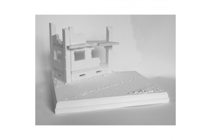 Poničený dom pri ceste - 3N18