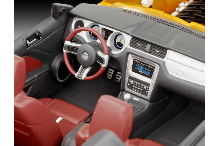 Plastic ModelKit auto 07046 - 2010 Ford Mustang GT (1:25)