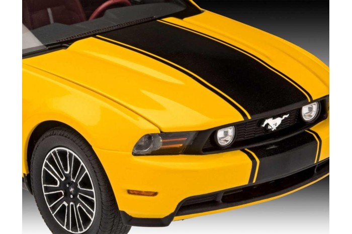 Plastic ModelKit auto 07046 - 2010 Ford Mustang GT (1:25)