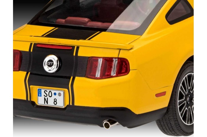 Plastic ModelKit auto 07046 - 2010 Ford Mustang GT (1:25)
