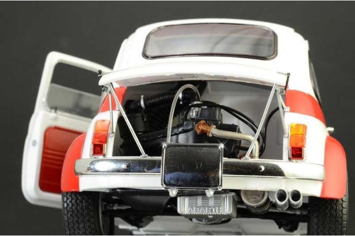 Model Kit auto 4705 - FIAT Abarth 695SS/Assetto Corsa (1:12)