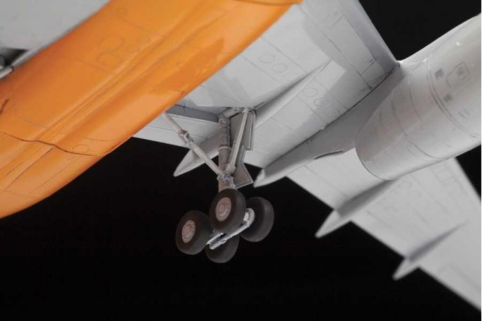 Model Kit letadlo 7031 - Tupolev TU 204-100 Cargo (1:144)