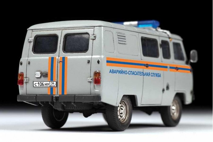 Model Kit auto 43002 – Emergency Service UAZ "3909" (1:43)