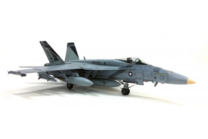 Model Kit letadlo 12547 - USN F/A-18E VFA-143 "PUKIN DOGS" (1:72)
