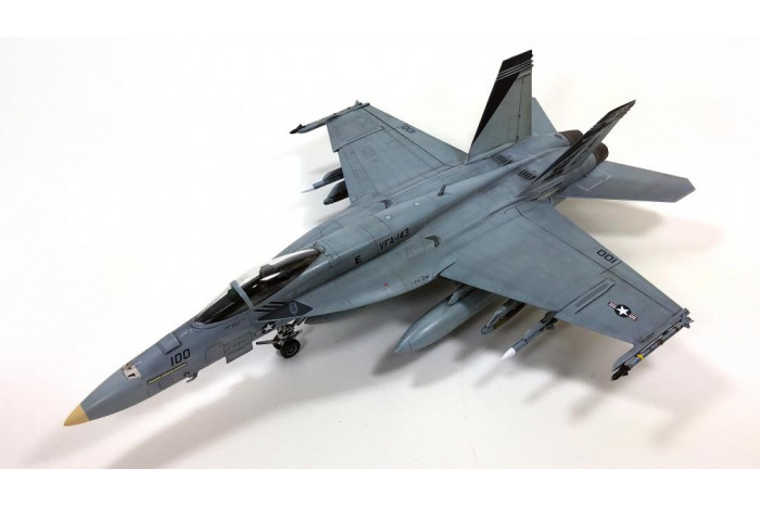 Model Kit letadlo 12547 - USN F/A-18E VFA-143 "PUKIN DOGS" (1:72)