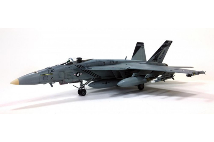 Model Kit letadlo 12547 - USN F/A-18E VFA-143 "PUKIN DOGS" (1:72)