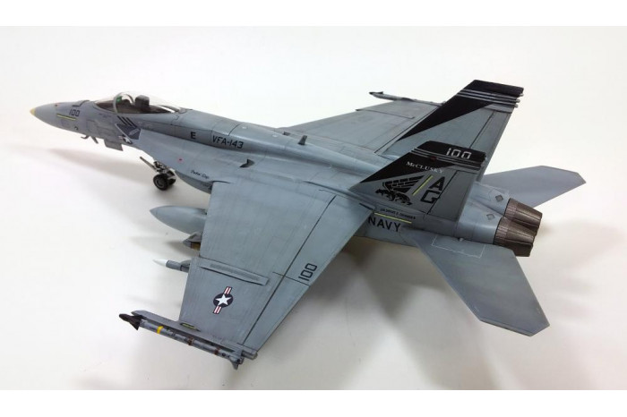 Model Kit letadlo 12547 - USN F/A-18E VFA-143 "PUKIN DOGS" (1:72)