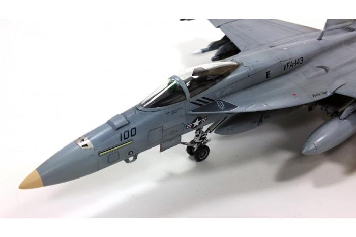 Model Kit letadlo 12547 - USN F/A-18E VFA-143 "PUKIN DOGS" (1:72)