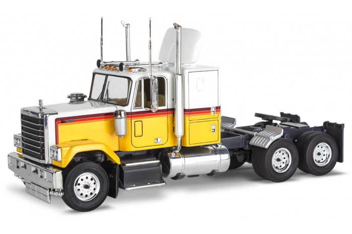Plastic ModelKit MONOGRAM truck 7471 - Chevy Bison Semi Truck (1:32)