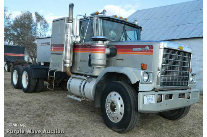 Plastic ModelKit MONOGRAM truck 7471 - Chevy Bison Semi Truck (1:32)