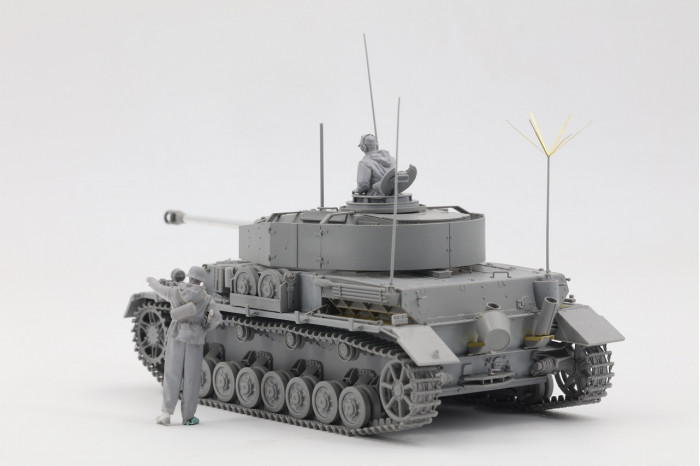 Pz. Beob. Wg.IV Ausf.J w/Commander + Infrantryman (1:35) - 006