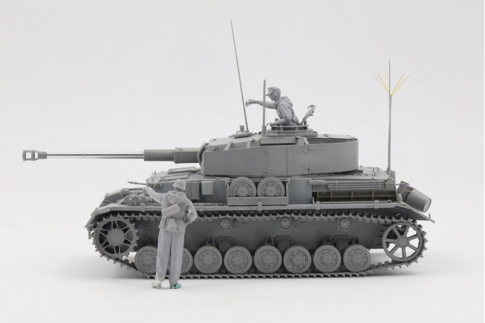 Pz. Beob. Wg.IV Ausf.J w/Commander + Infrantryman (1:35) - 006