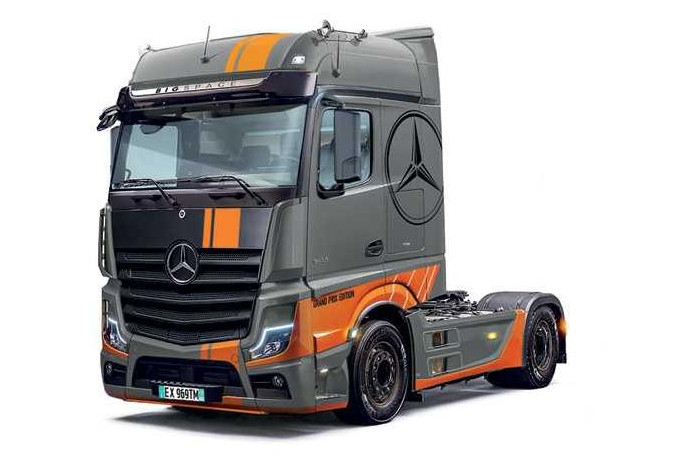Model Kit truck 3968 - Mercedes-Benz Actros MP4 Space Grand Prix Edition (1:24)