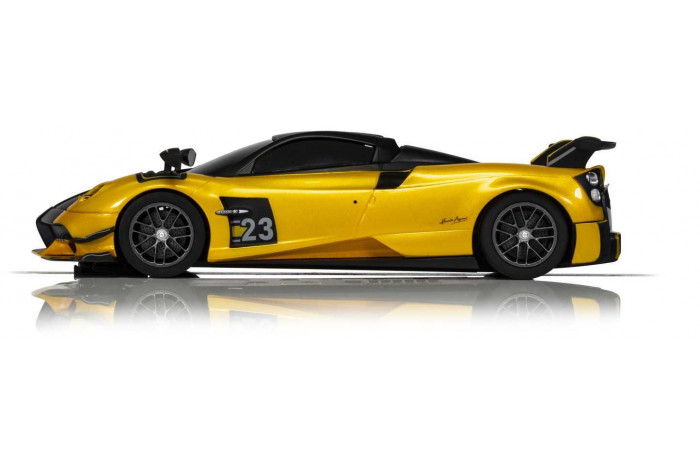 Autíčko Super Resistant SCALEXTRIC C4212 - Pagani Huayra BC Roadster - Yellow (1:32)
