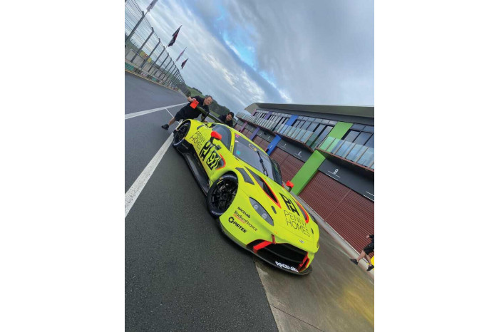 Autíčko GT SCALEXTRIC C4446 - Aston Martin GT3 Vantage – Penny Homes Racing – Ronan Murphy (1:32)