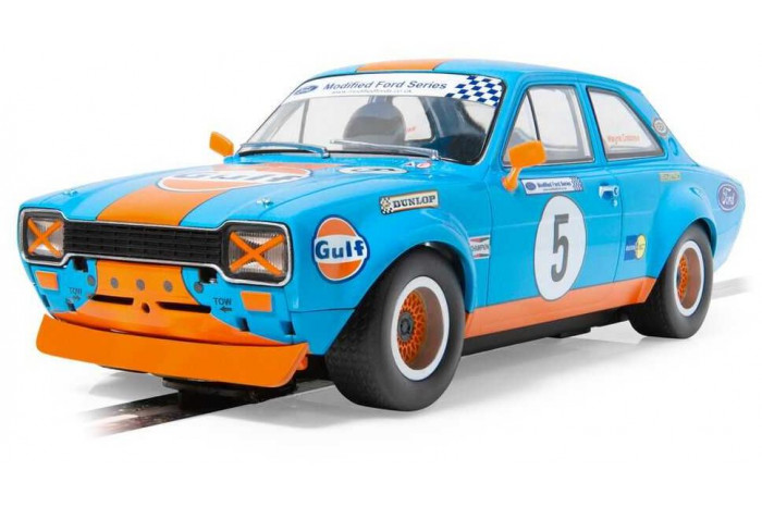 Autíčko Gulf SCALEXTRIC C4530 - Ford Escort MK1 – Wayne Crabtree Modified Fords 2023 (1:32)
