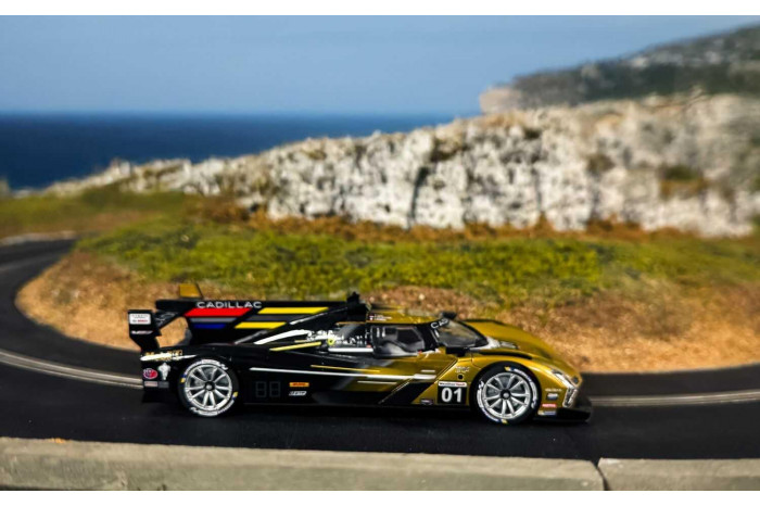 Autíčko GT SCALEXTRIC C4586 - Cadillac V-Series.R - Cadillac Racing No.01 - 12 Hours of Sebring 2024 (1:32)