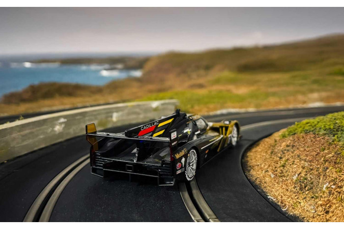 Autíčko GT SCALEXTRIC C4586 - Cadillac V-Series.R - Cadillac Racing No.01 - 12 Hours of Sebring 2024 (1:32)