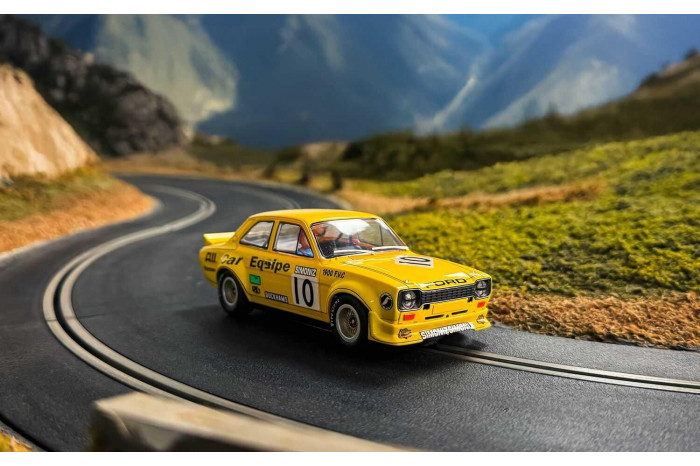 Autíčko Touring SCALEXTRIC C4590 - Ford Escort MK1 - All Car Equipe - Nick Whiting (1:32)