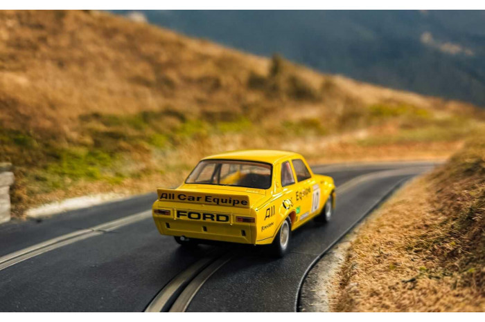 Autíčko Touring SCALEXTRIC C4590 - Ford Escort MK1 - All Car Equipe - Nick Whiting (1:32)