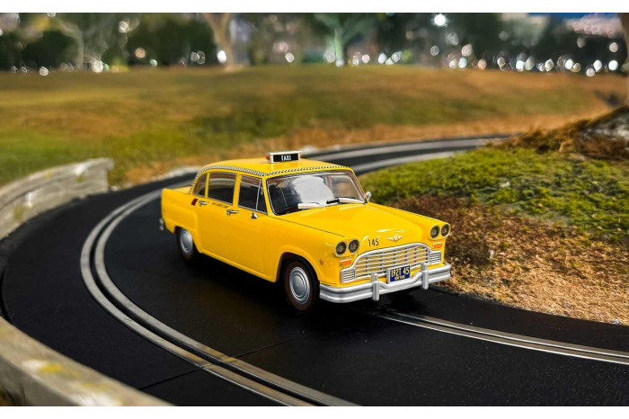 Autíčko Film & TV SCALEXTRIC C4606 - James Bond Checker Taxi Cab - Live And Let Die (1:32)