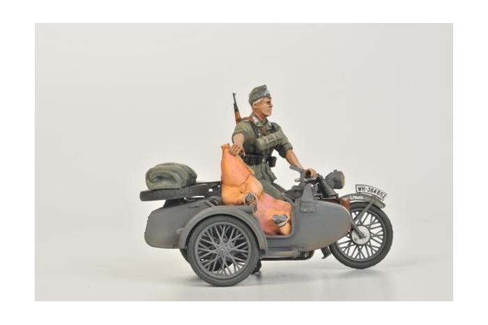 Model Kit military 3607 - German WWII Sidecar R12 with crew (1:35)