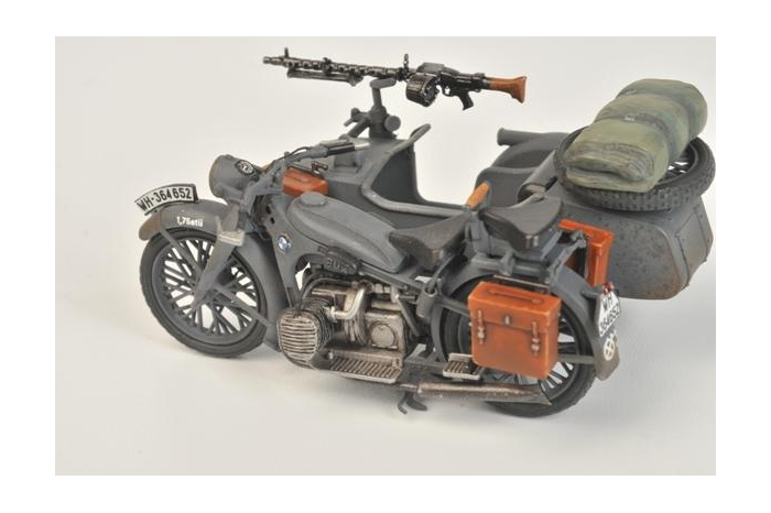 Model Kit military 3607 - German WWII Sidecar R12 with crew (1:35)