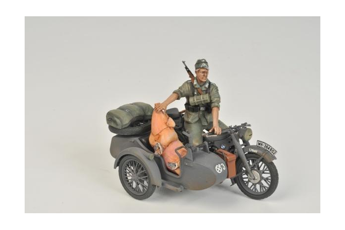 Model Kit military 3607 - German WWII Sidecar R12 with crew (1:35)