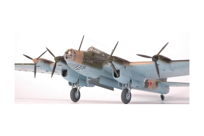 Model Kit letadlo 7264 - Pe-8 Soviet Long-Range Heavy Bomber WWII (1:72)